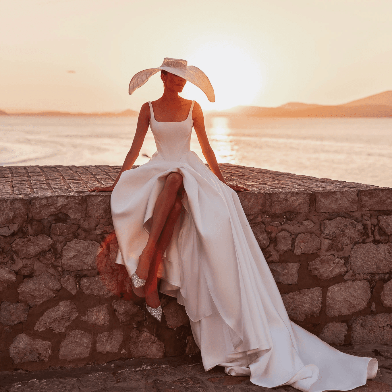 Minimalistisches Brautkleid aus Satin im Clean-Chic-Stil