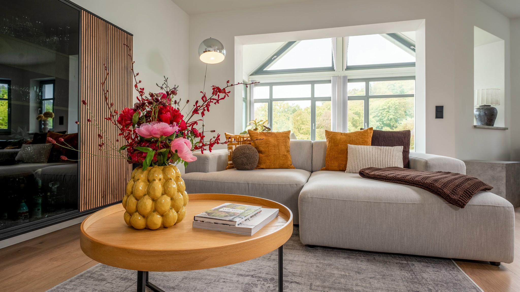 Gemütliches modernes Wohnzimmer mit grauer Couch