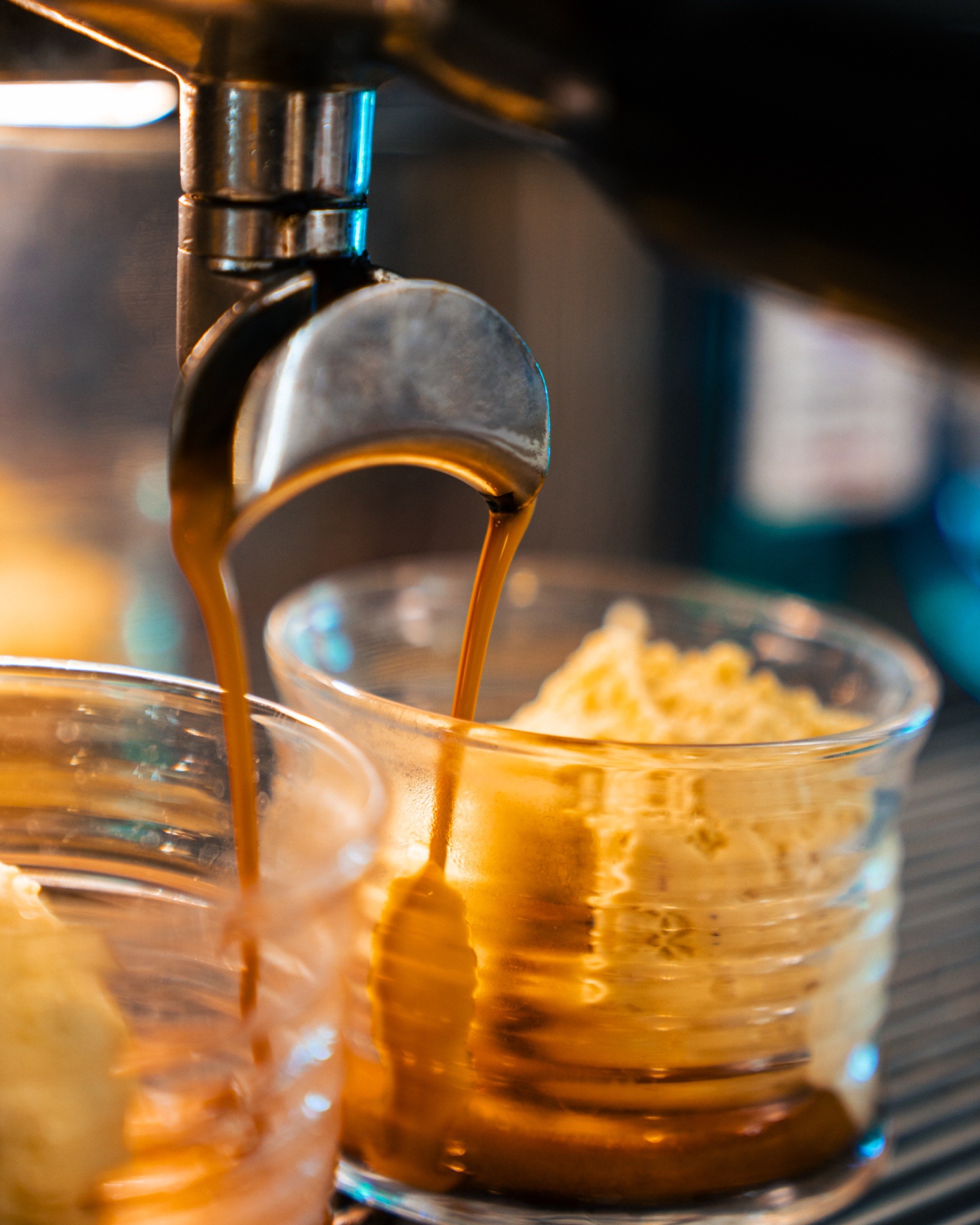 Espresso fließt über Vanilleeis – Affogato