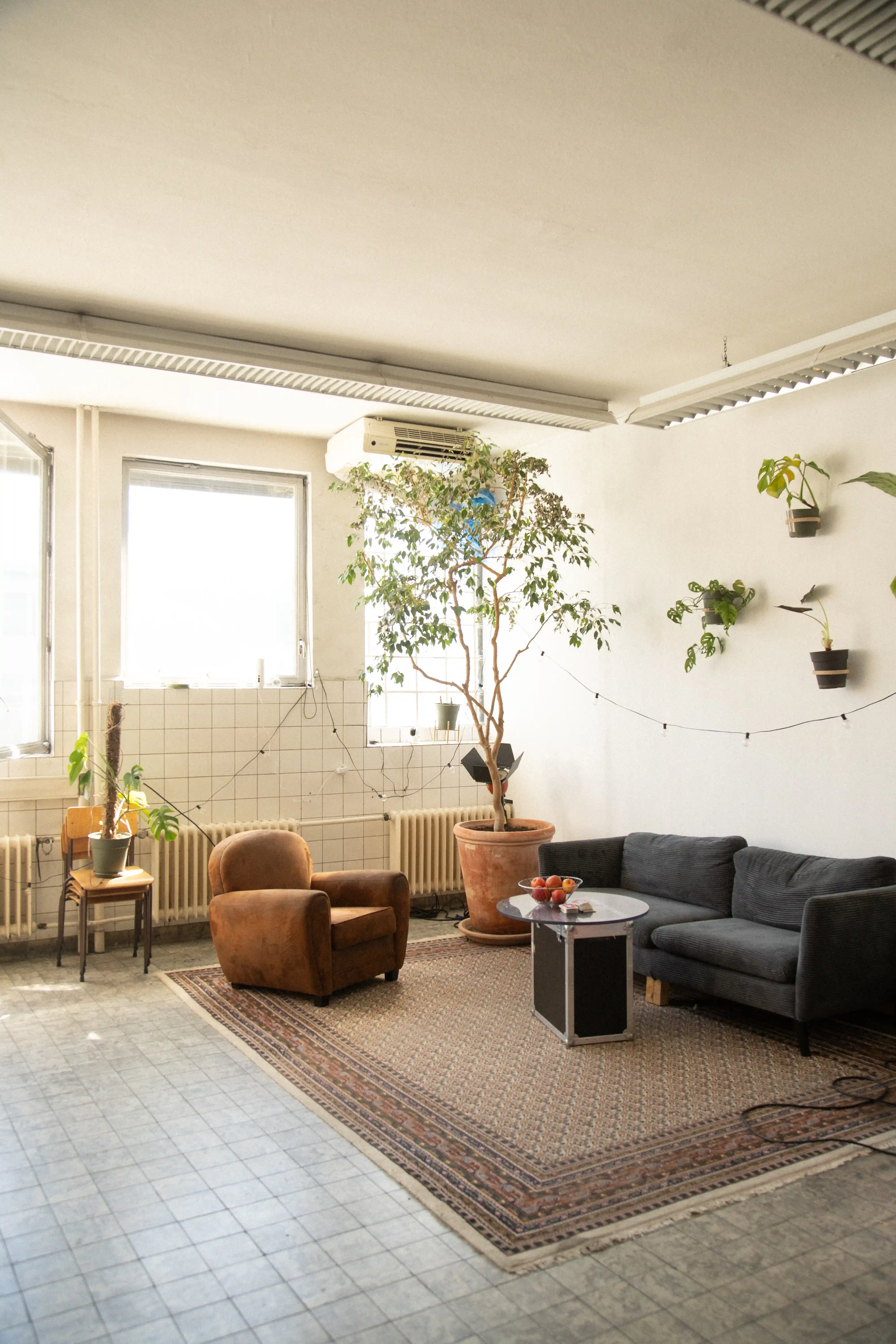 Detailaufnahme der Wellenstruktur der Akustiklampe aus Holz, zeigt Material und handgefertigte Verarbeitung