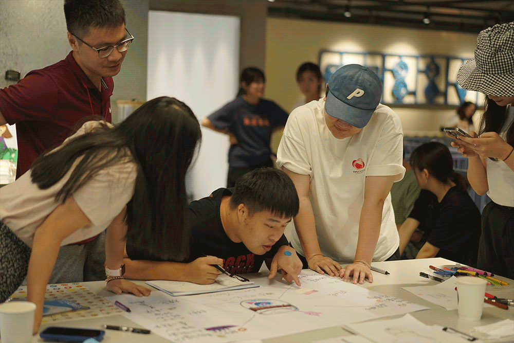 人们聚集交流创意