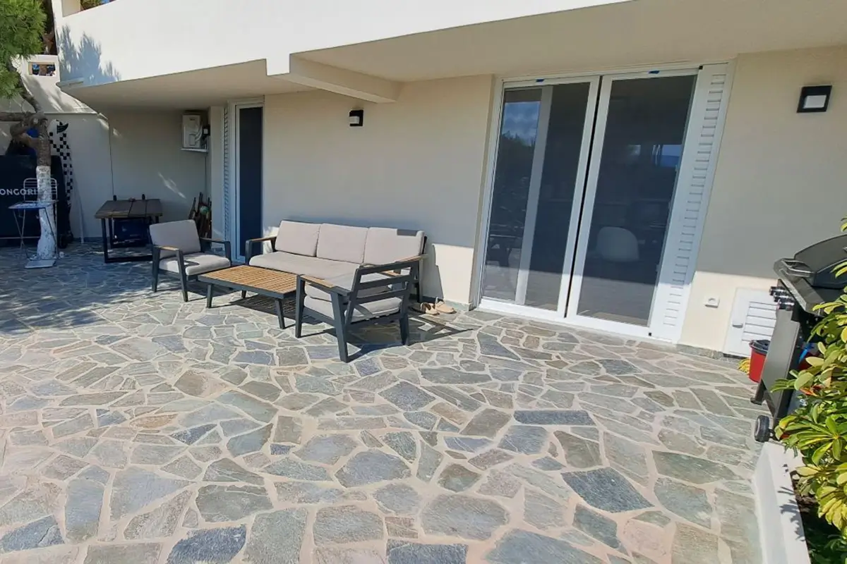 Εξωτερικός χώρος μεζονέτας στο Σούνιο μετά την ανακαίνιση