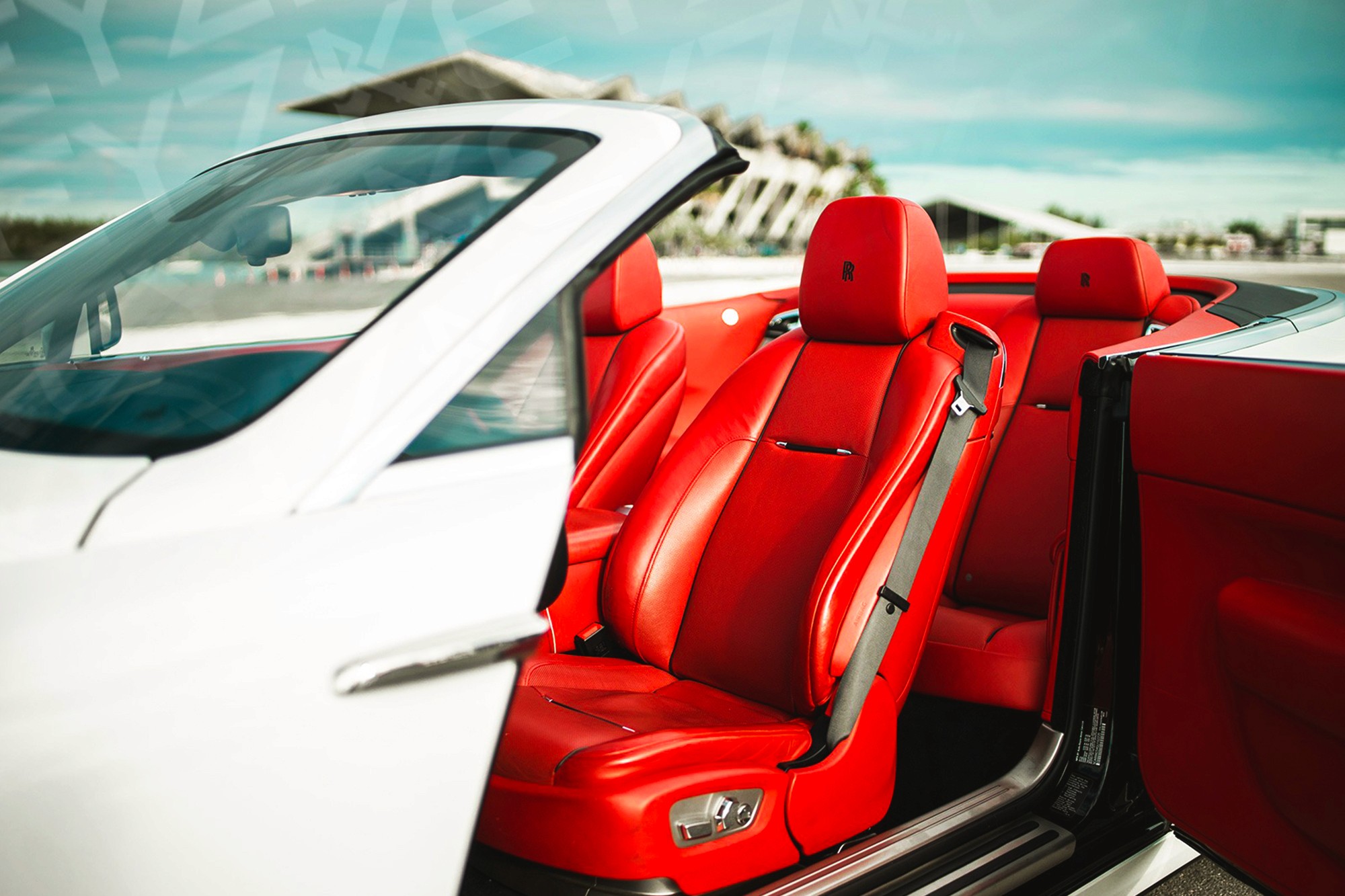 Sièges en cuir rouge Rolls Royce Dawn – Location voiture de luxe à Dubaï | Keyz Rent