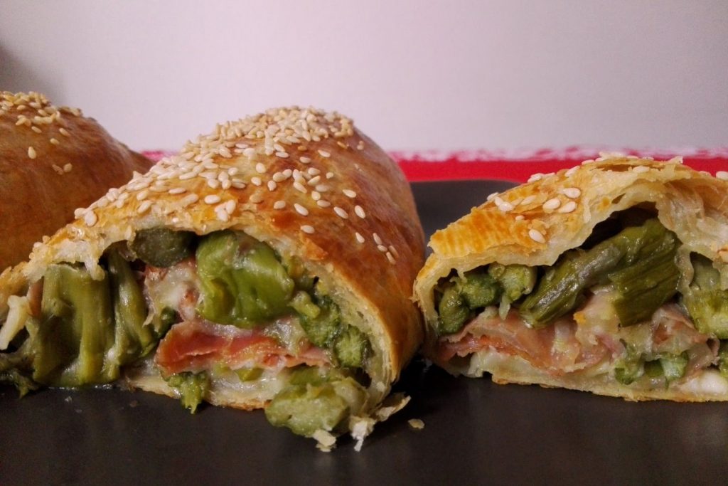 Rotolo agli asparagi, mozzarella e speck