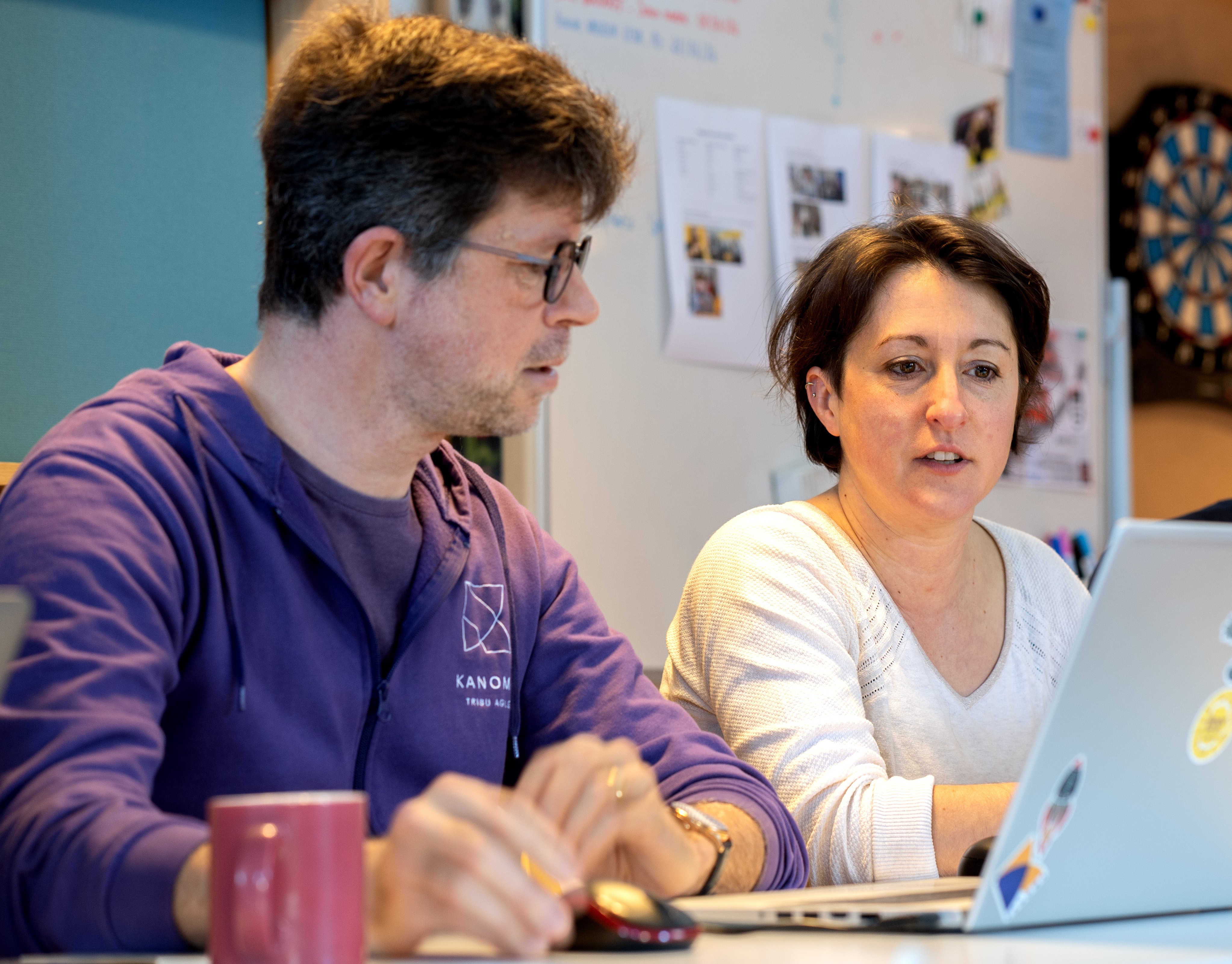 un groupe de personnes en train de travailler et discuter sur une terrasse