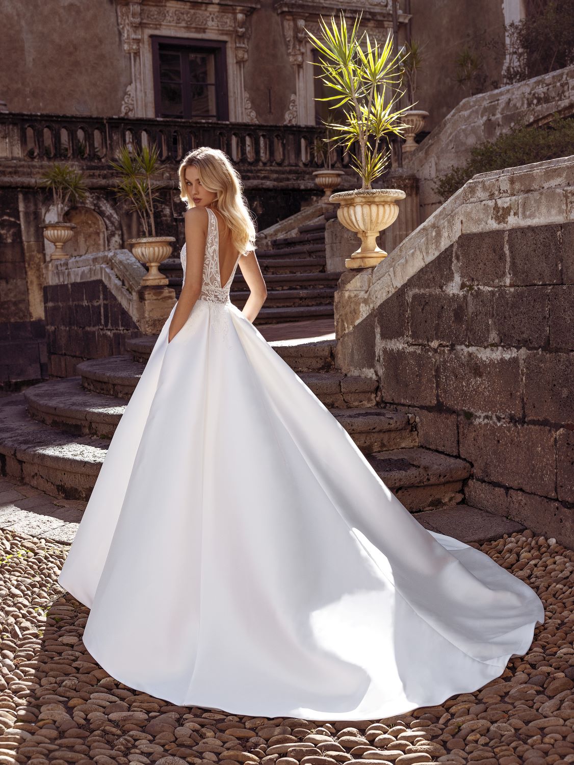 Satin Brautkleid mit voluminösem Rock