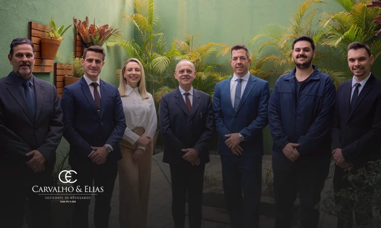 Equipe jurídica da Carvalho & Elias no escritório em Curitiba — case Adapta