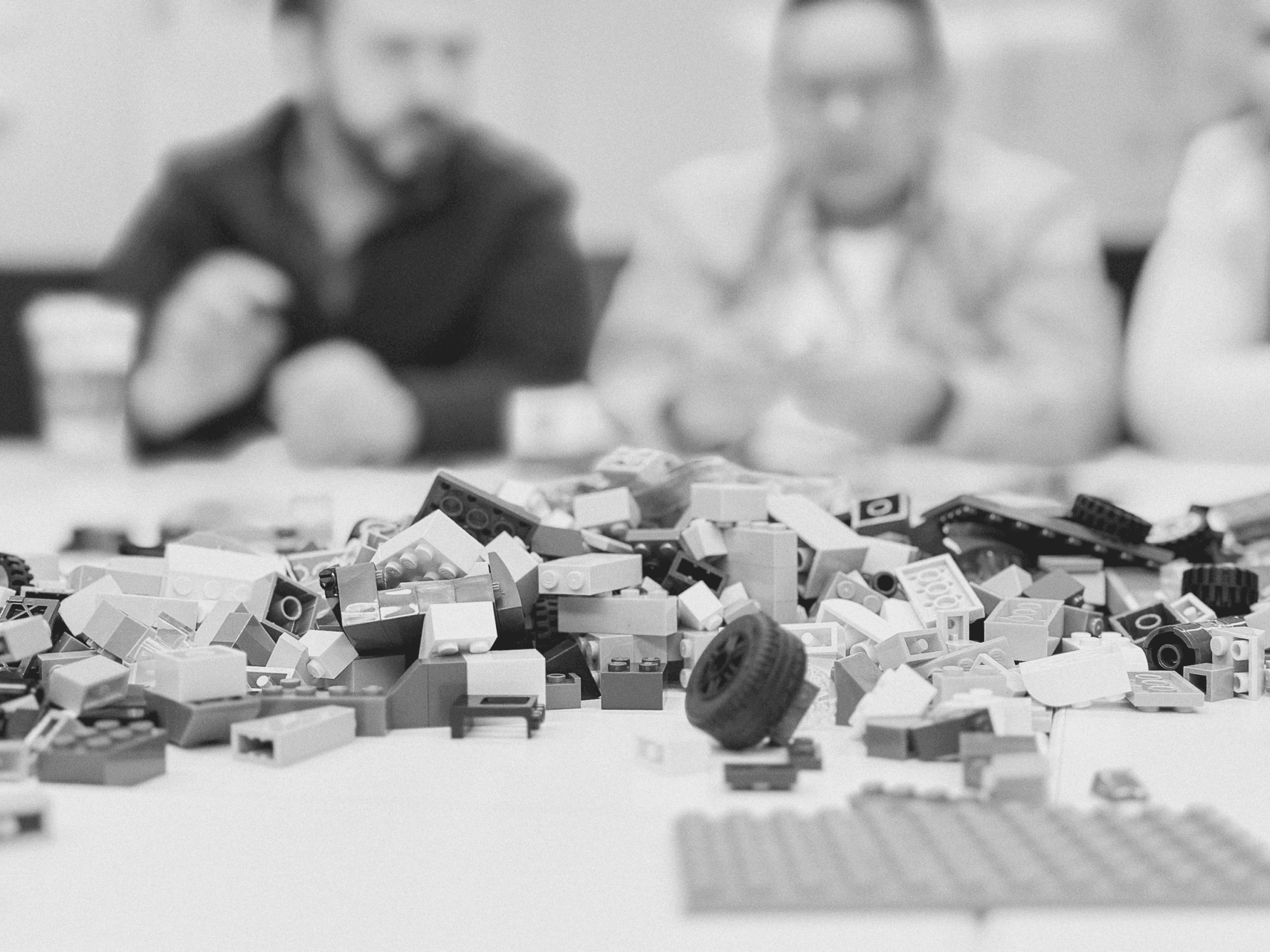 En primer plano, piezas de LEGO Serious Play que han sido utilizadas en el proceso de ideación