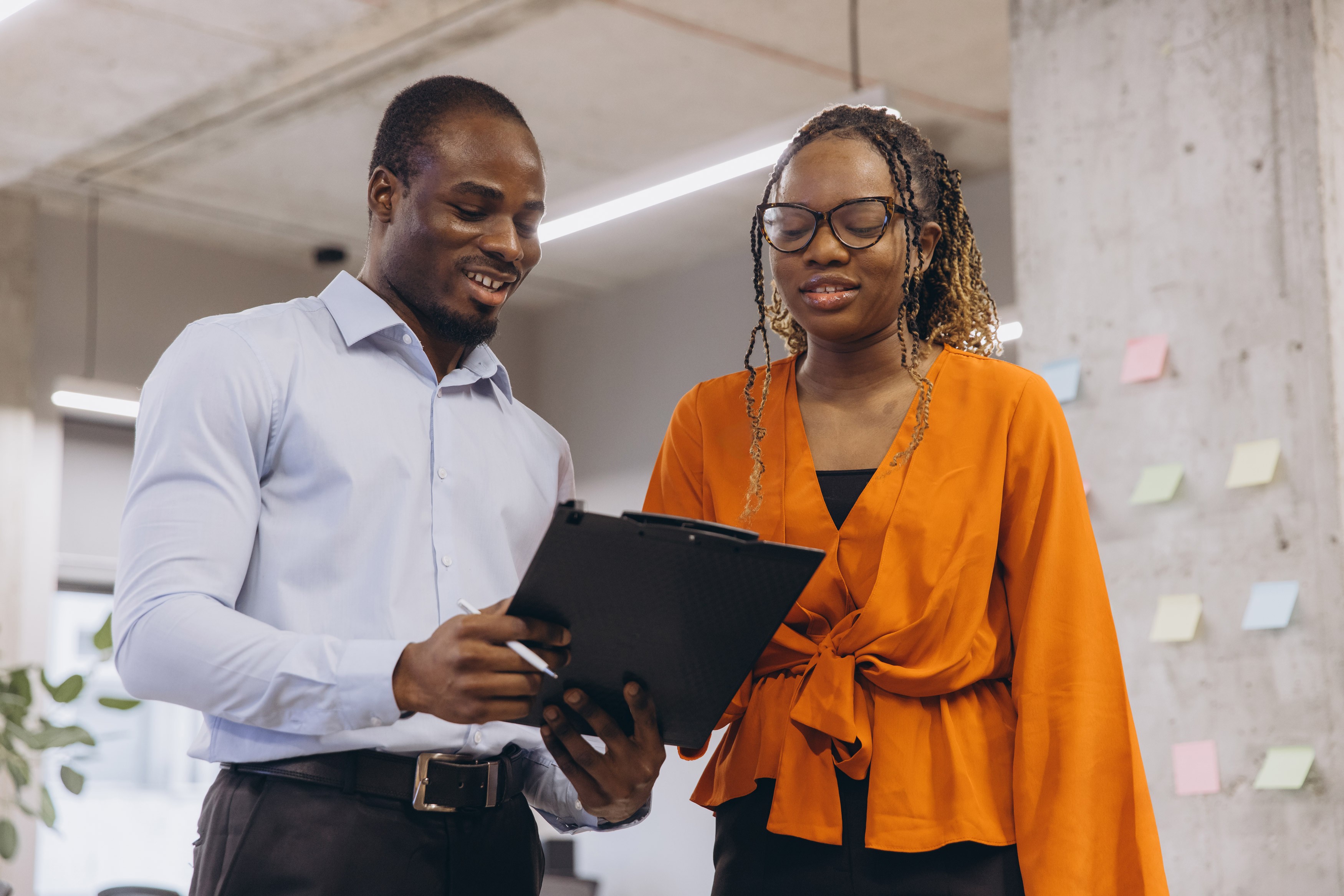 Deux collègues de travail discutent d'un projet professionnel