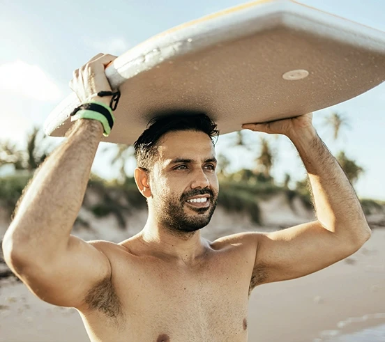 Homme avec bodyboard sur sa tête