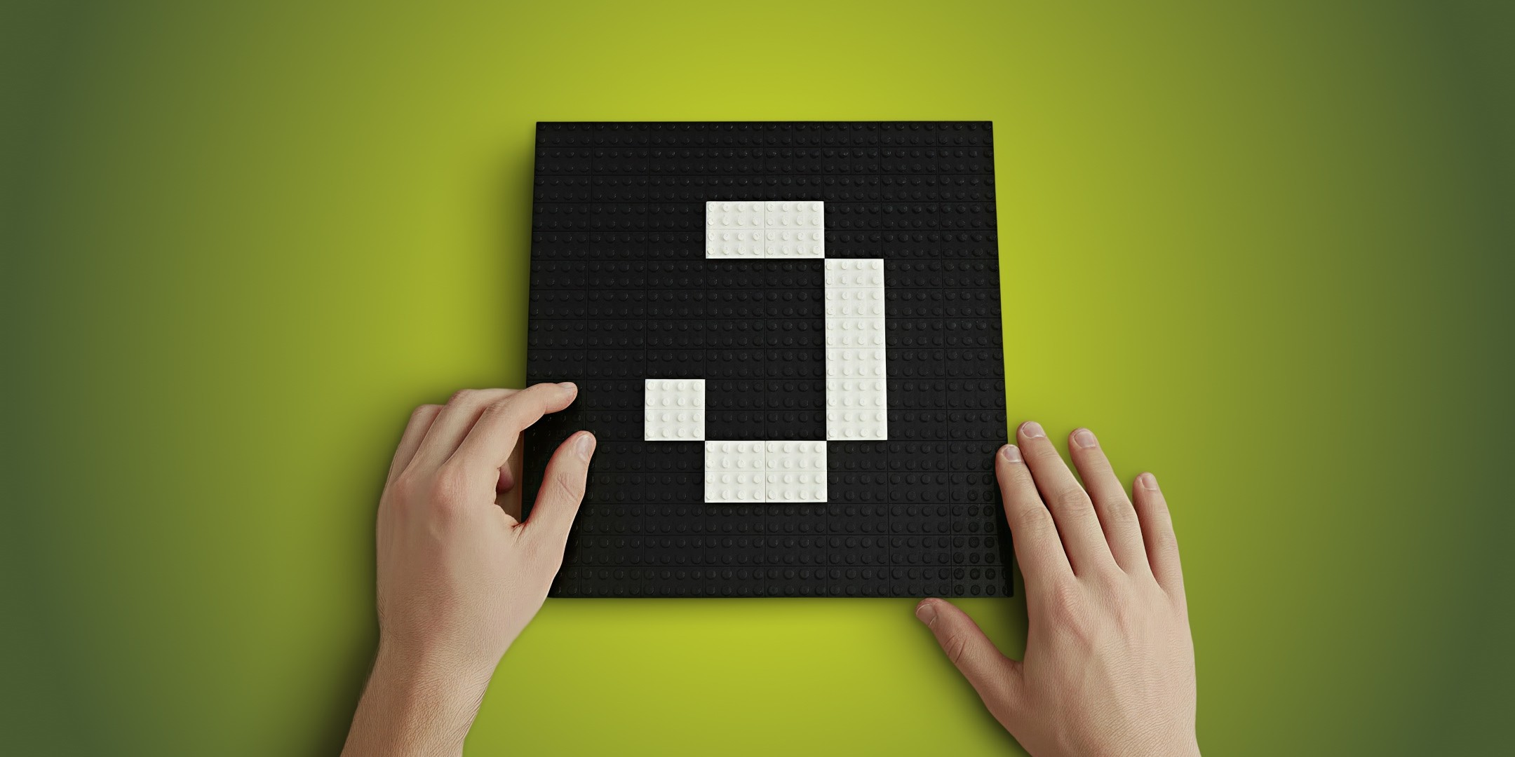 Baseplate con mattoncini Lego che vanno a formare il logo di una tech scale-up