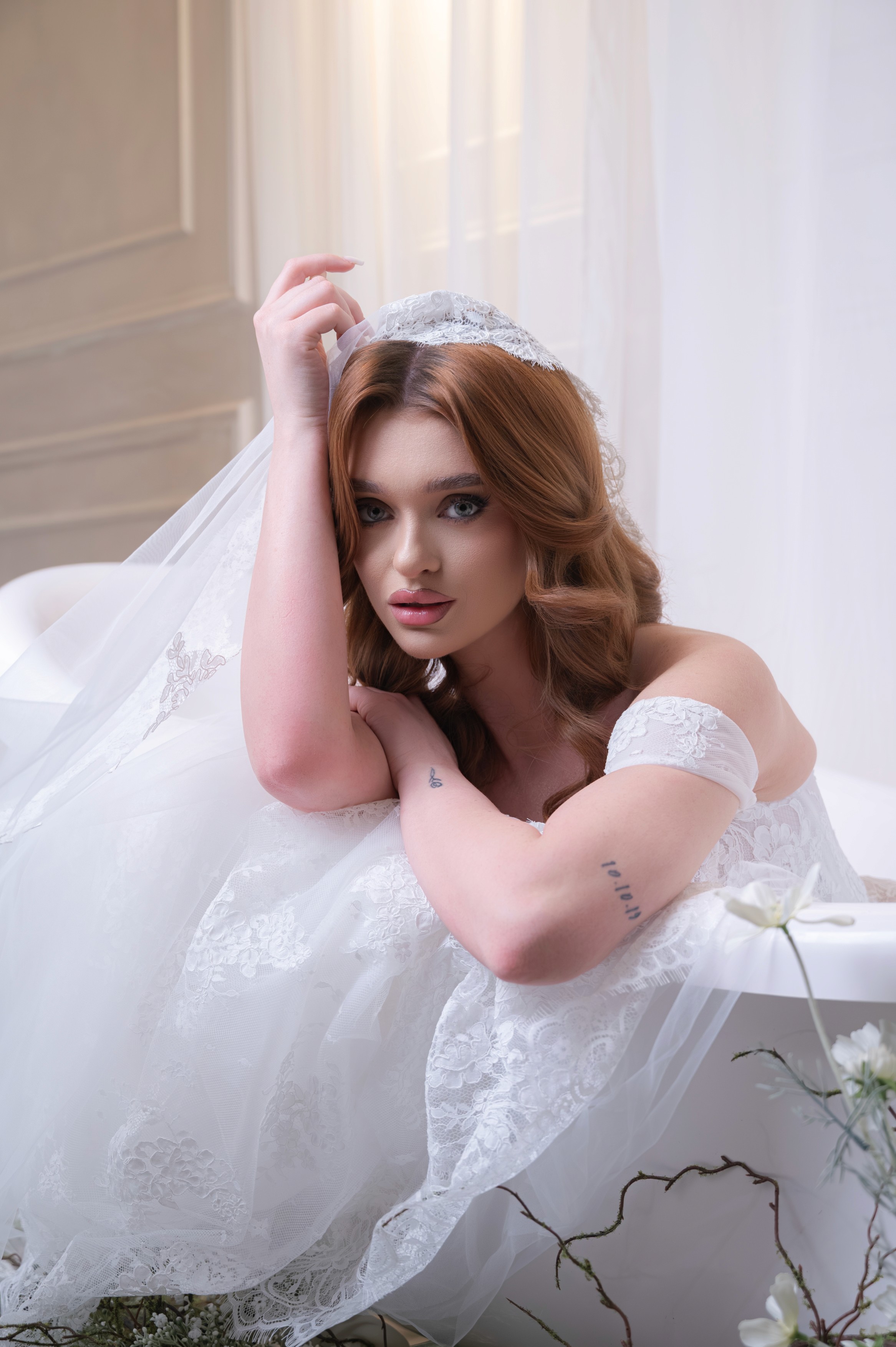 Prim-plan cu mireasă și voal delicat într-un decor elegant, ședință foto bridal în București