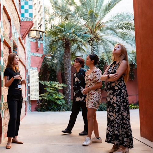 导游讲述关于卡萨·维森斯花园的故事