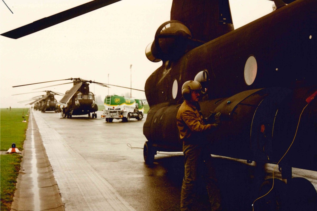 US Militärhubschrauber stehen auf dem Rollfeld am Flughafen Dortmund