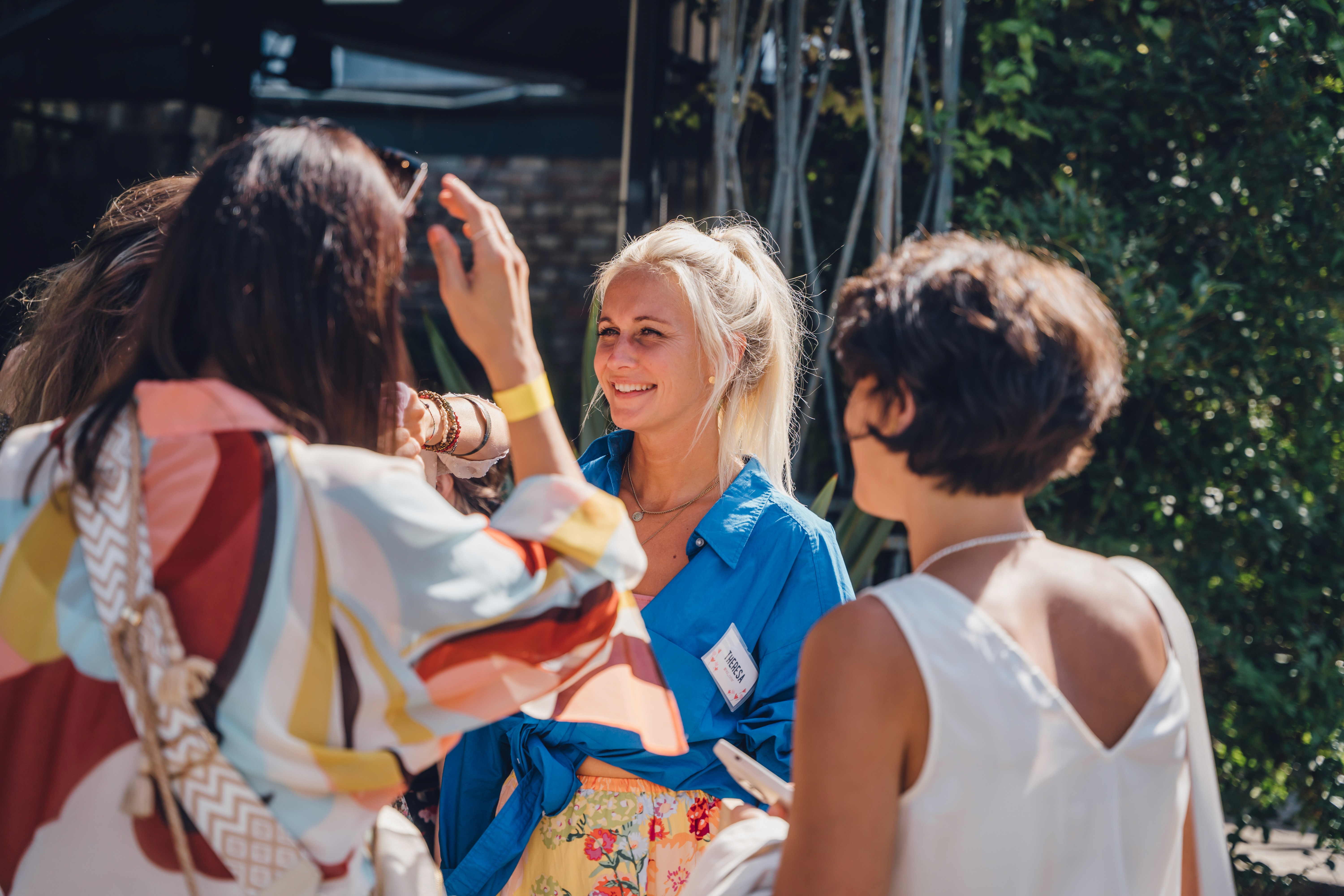 Teilnehmer:innen tauschen sich beim GHBA in entspannter Atmosphäre miteinander aus.