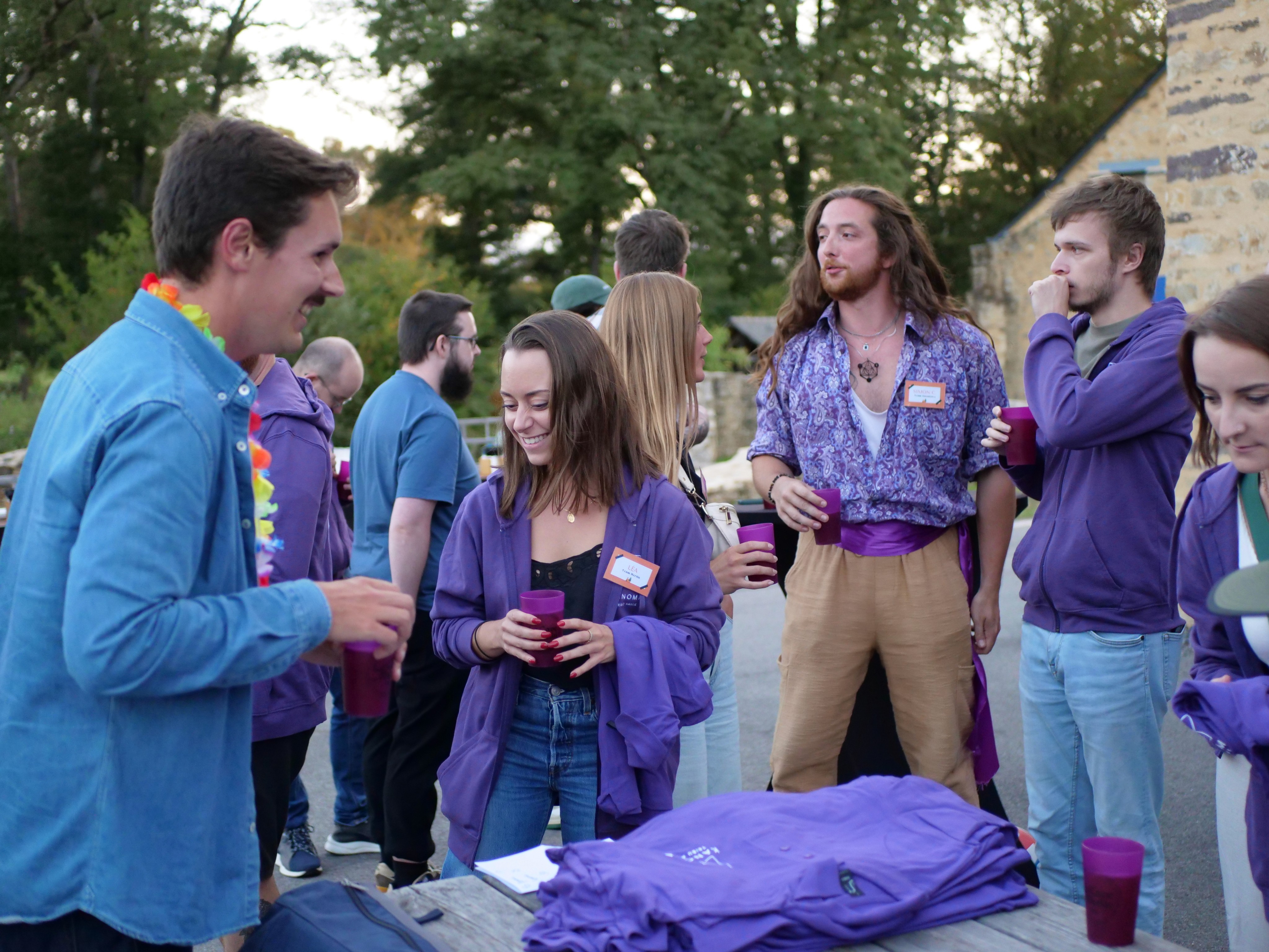 groupe en train de rire et discuter lors d'une soirée