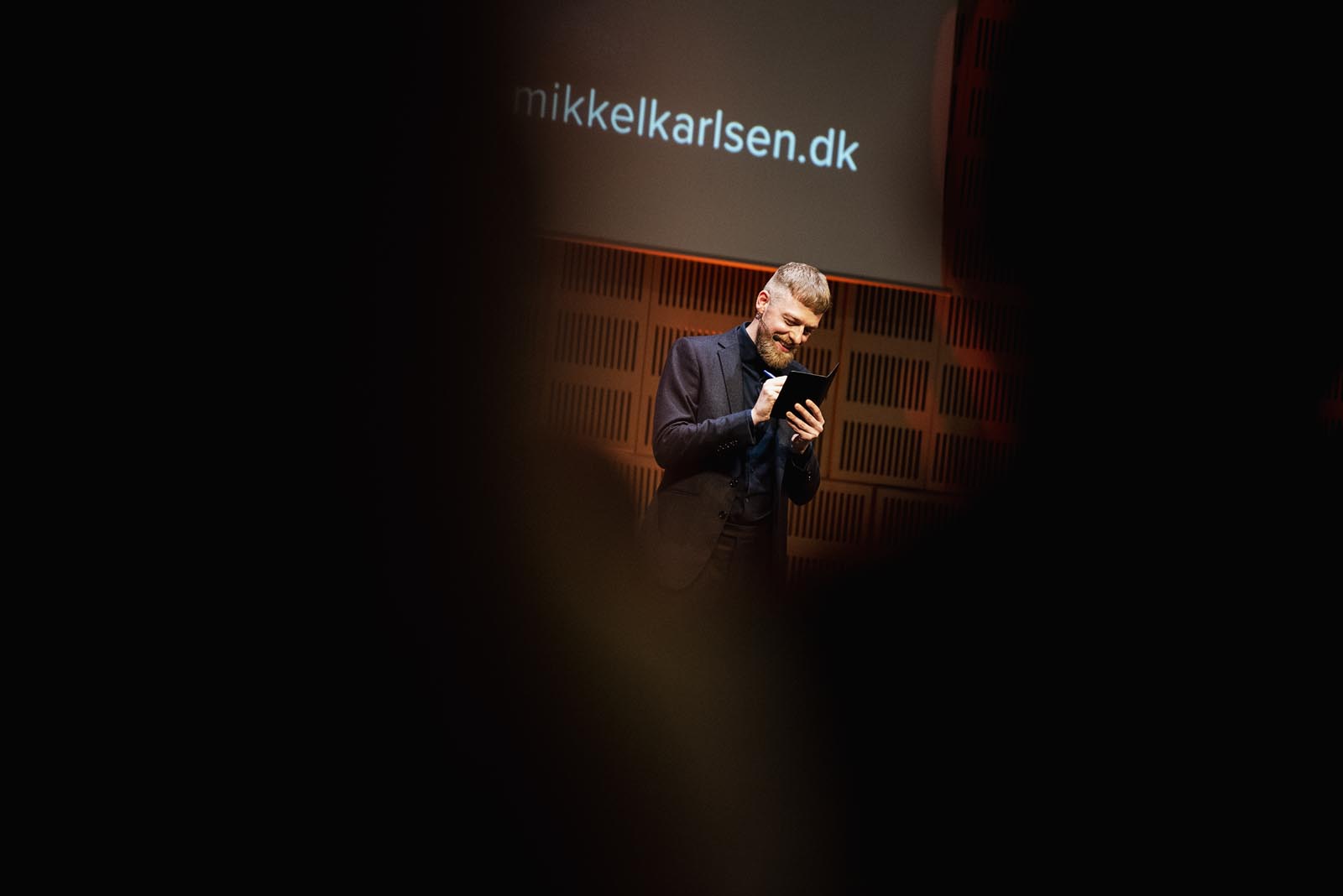 Psykologisk entertainer på scenen til erhvervskonference