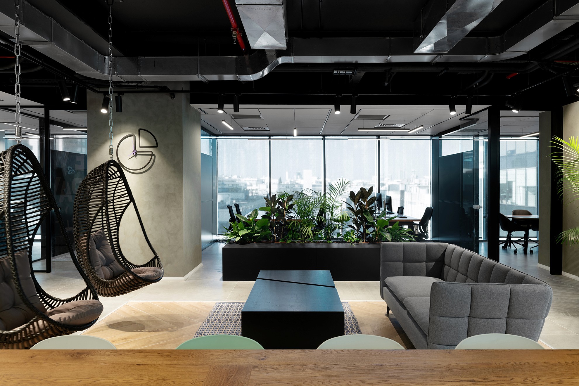 טרקלין עבודה פתוח בעיצוב מודרני עם ריהוט מינימליסטי וחיפויי תקרה דקורטיביים