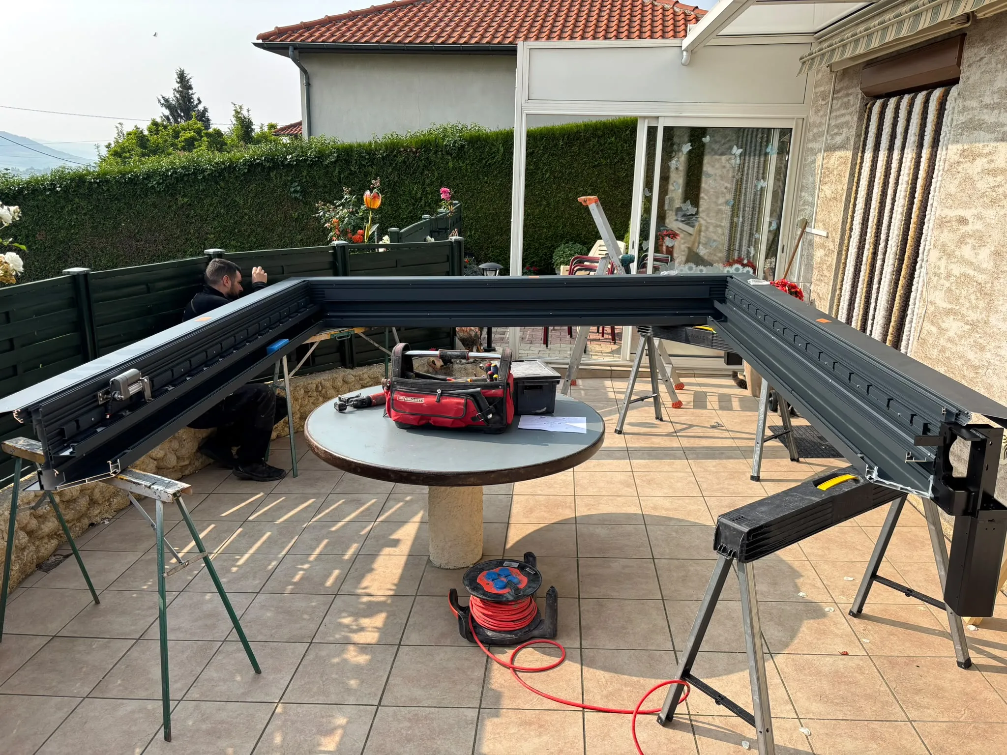 Équipement de fermeture démonté sur une terrasse — AFermetures