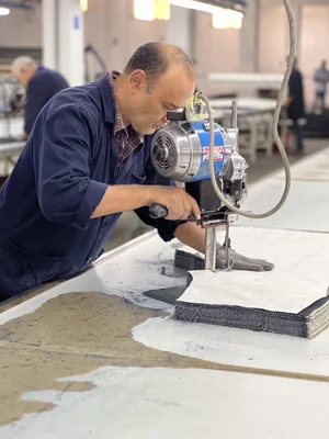 Dans le lookbook de la marque Danoise Another Aspect, le mannequin porte un costume gris et une chemise blanche