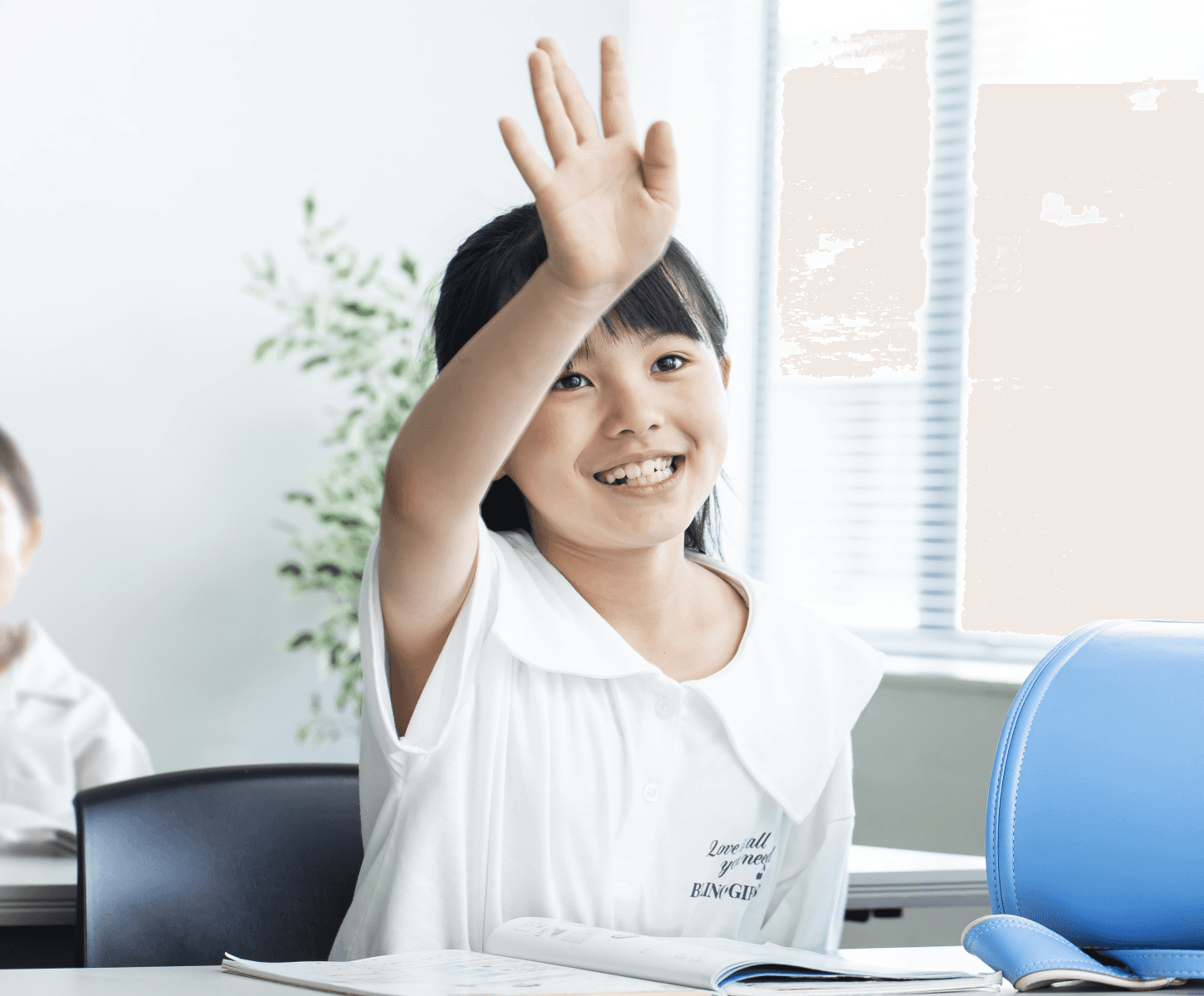 手を上げる子どもの写真