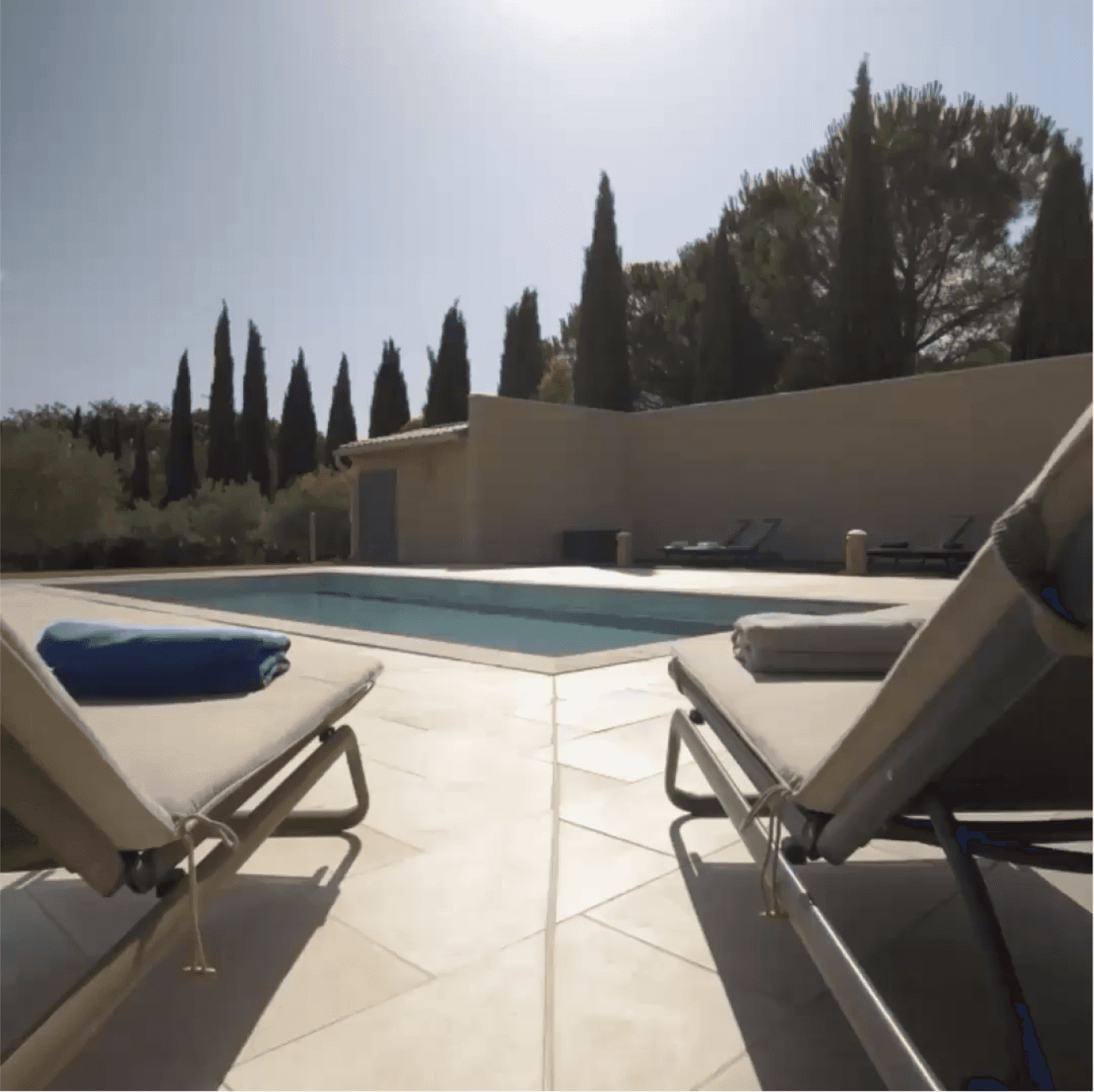 Open-air poolside setting reflecting Istaka’s premium outdoor tile use