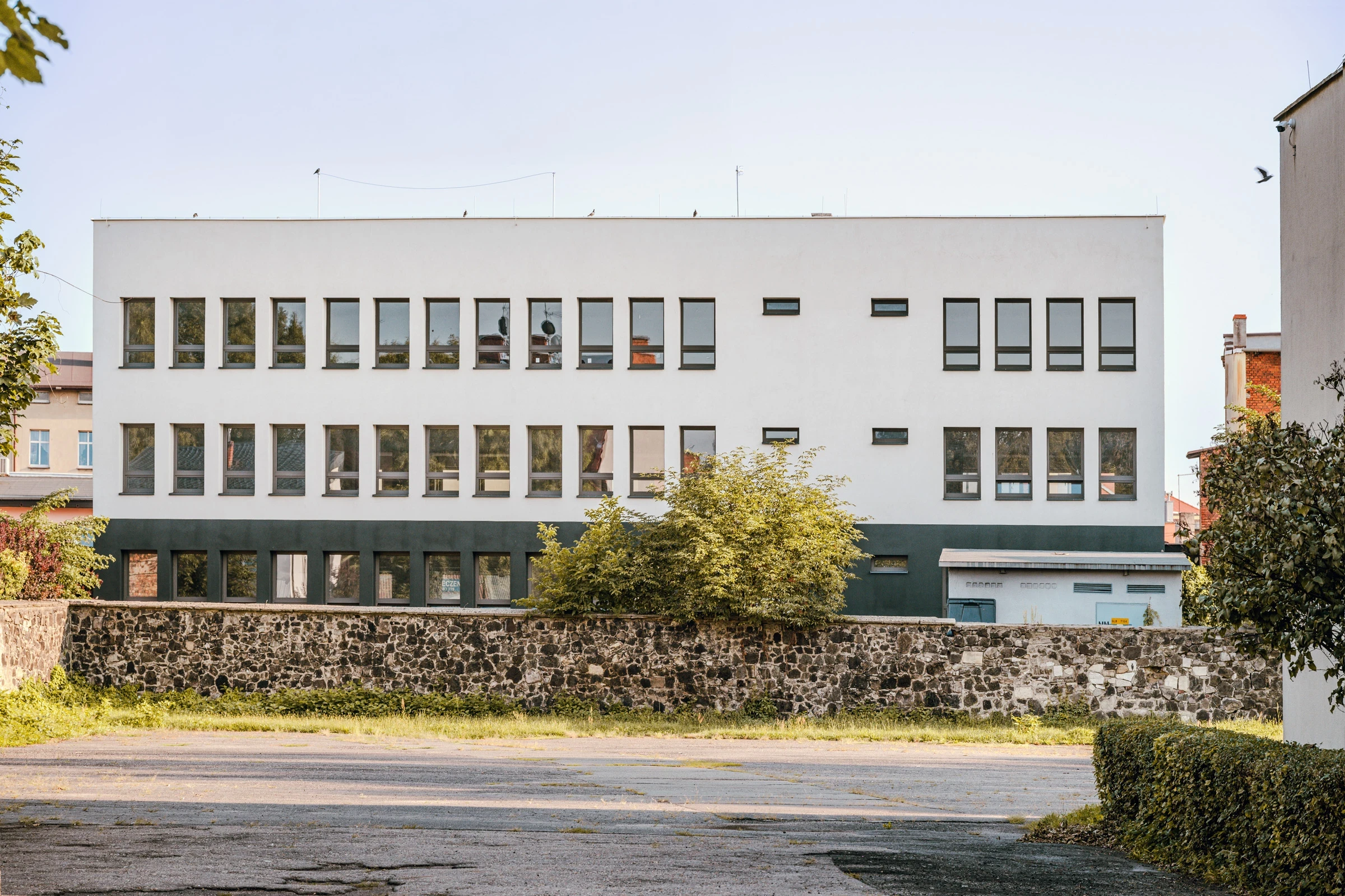 Fotografia architektury – elewacja budynku usługowego po modernizacji