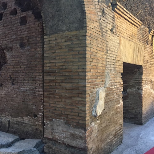 在一个荒凉的环境中，古老的砖石拱门，结构上可见腐朽和风化。