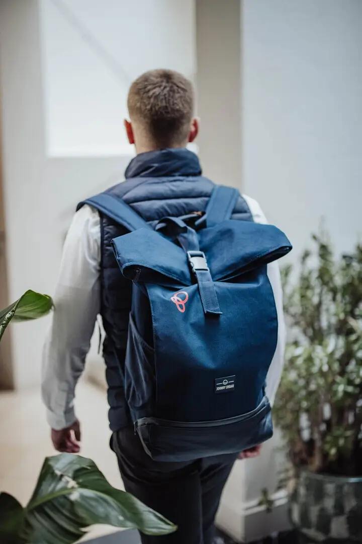 Professionelle Gastronomie- & Interieur-Fotografie: Gemütliche Lounge-Ecke mit rotem Sessel und beleuchteter Wein-Präsentation, inszeniert mit warmem Ambient-Licht und Fokus auf Design-Details.