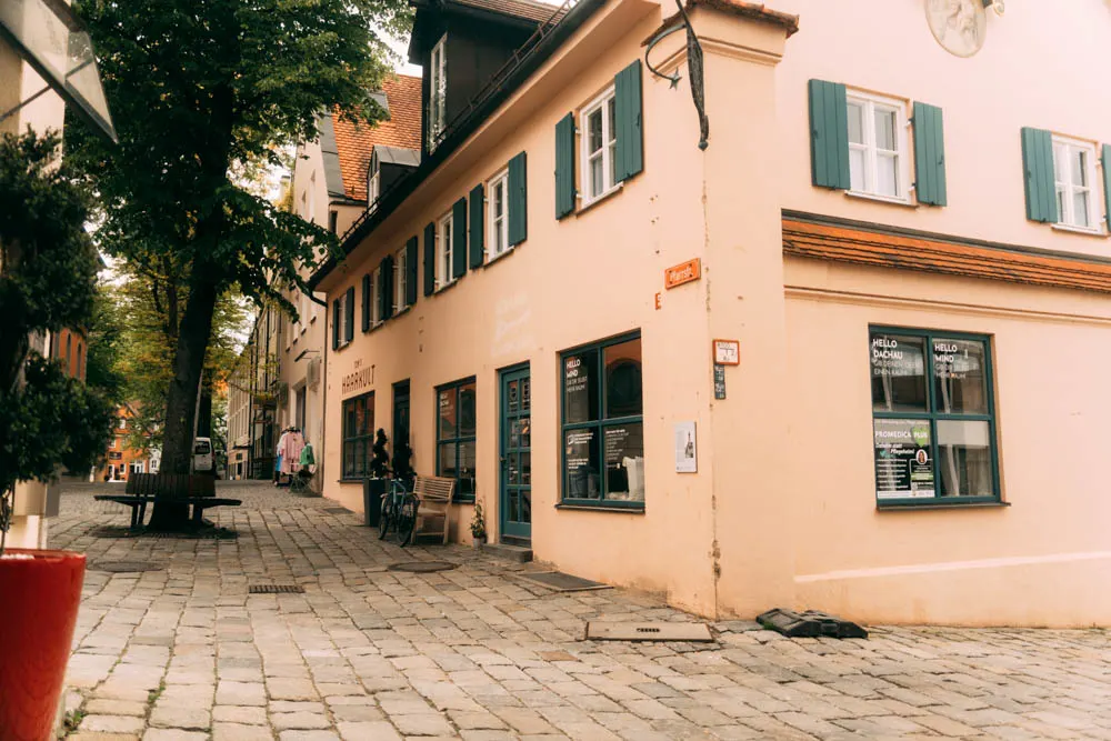 Charmante Altbau-Fassade mit Coworking-Space "HELLO MIND" in der Dachauer Altstadt, kreative Arbeitsatmosphäre inklusive.