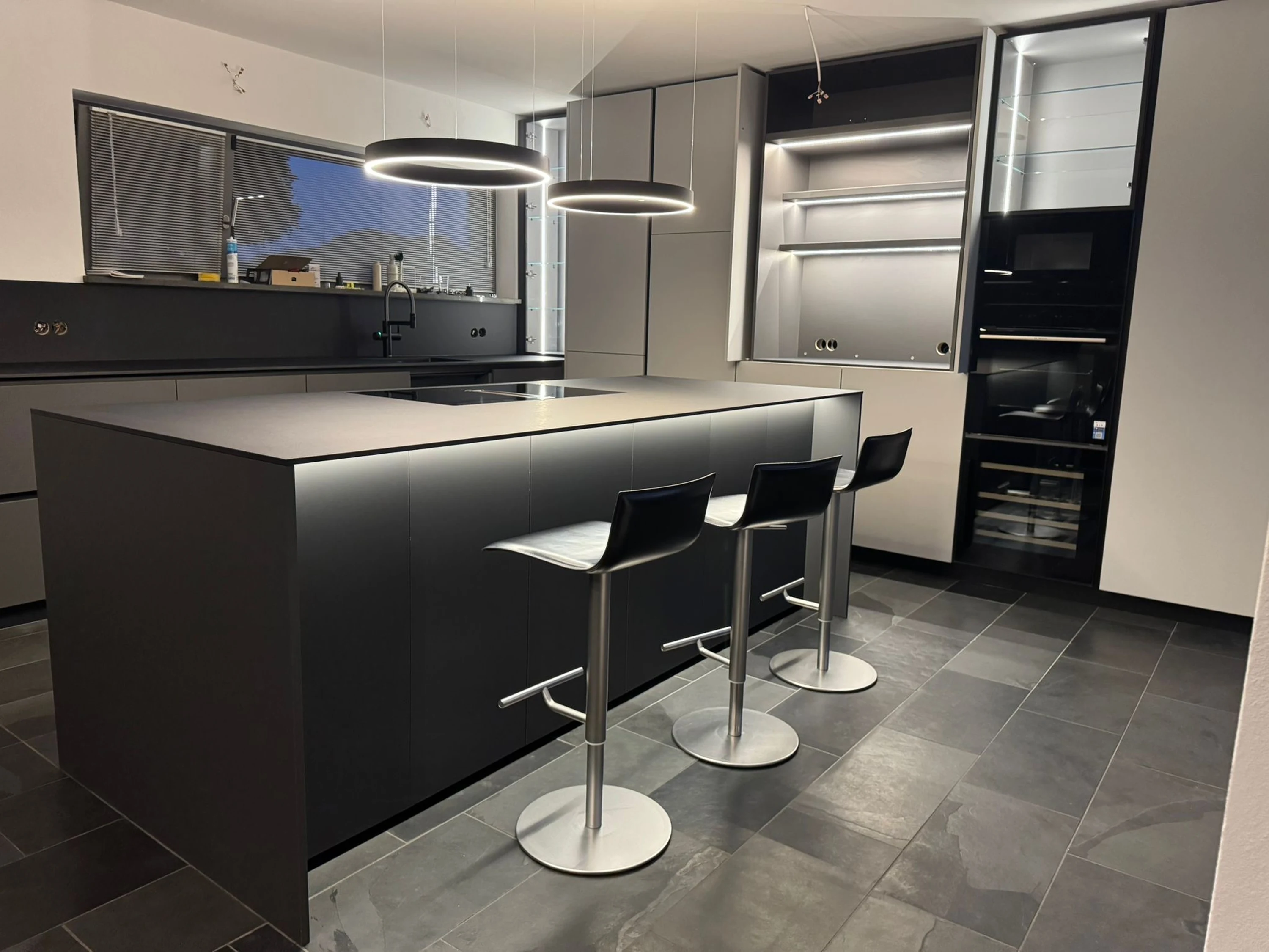 Détail — poignée intégrée sur façade de meuble.