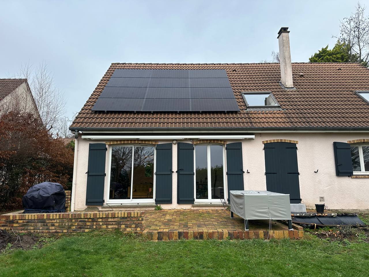 photo d'une installation solaire réalisée par Solarock avec des panneaux photovoltaïques de la marque Dualsun