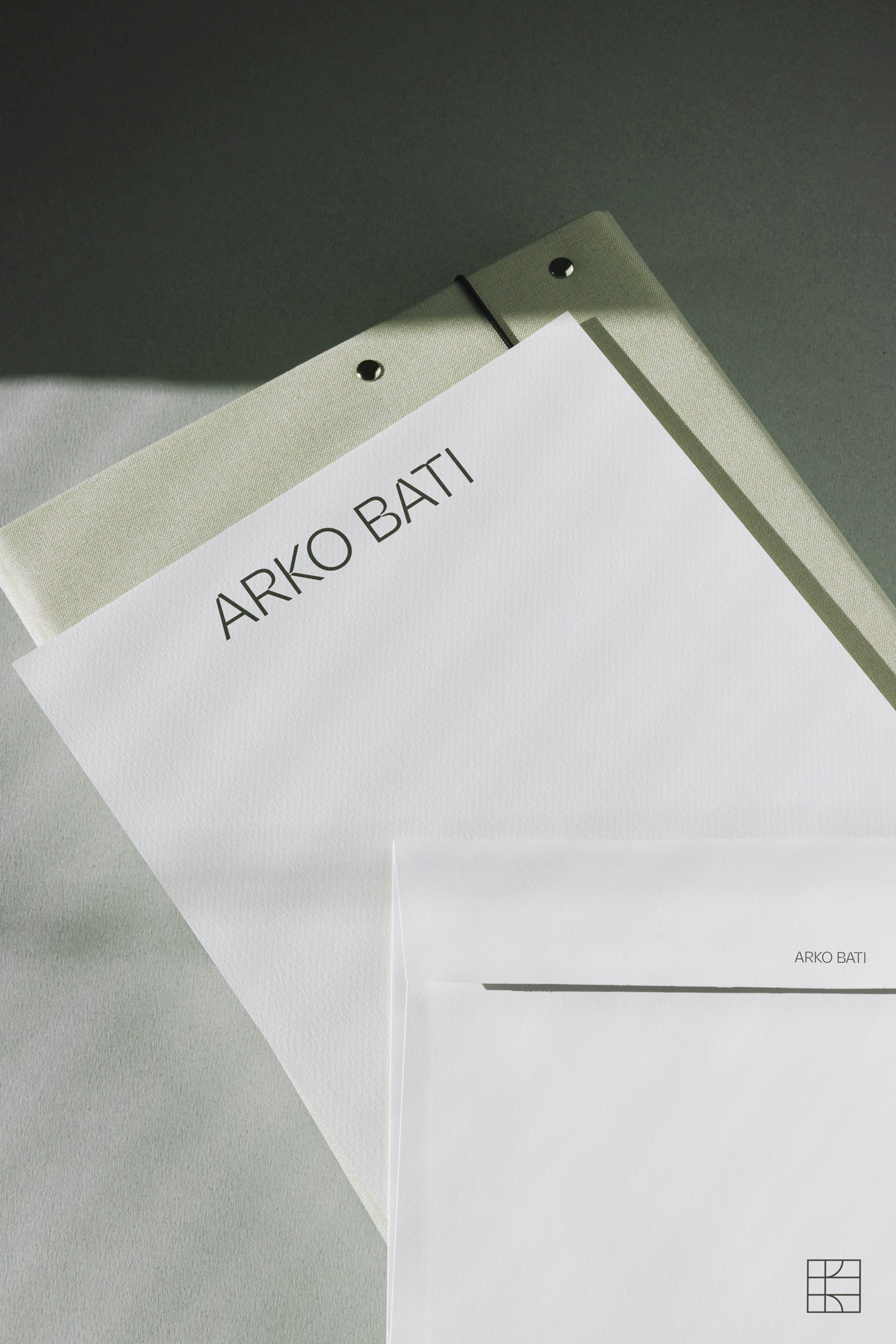 Mise en situation de l’univers graphique du restaurant Au fil du goût. Couleurs harmonieuses et composition visuelle qui reflètent l’identité contemporaine et soignée du restaurant.