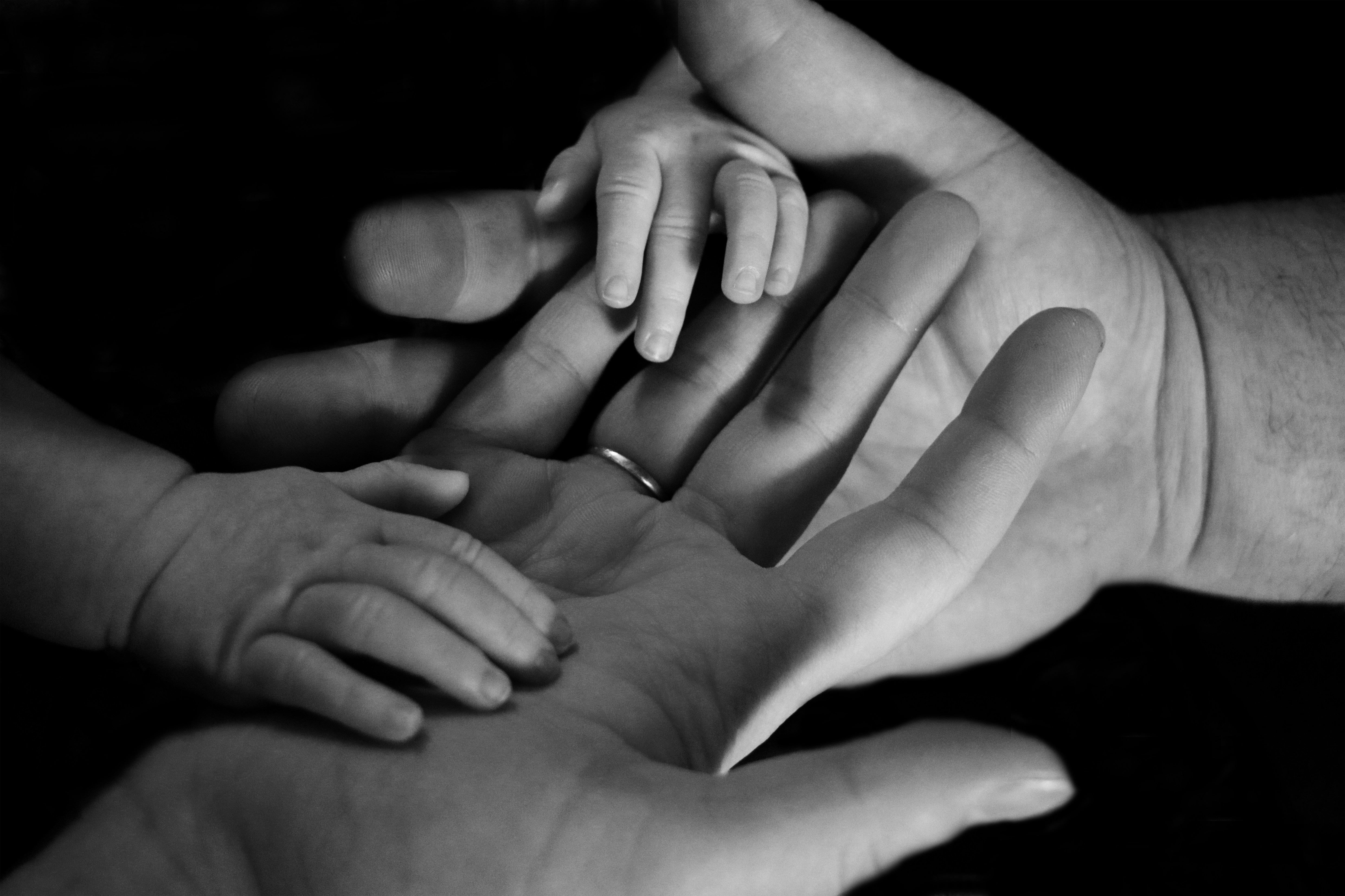 Familia dandose la mano