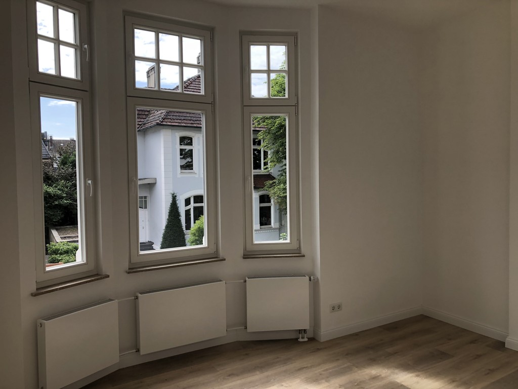 Ausblick aus einem Erkerfenster im sanierten Mehrfamilienhaus Regerstraße mit Blick auf die Umgebung