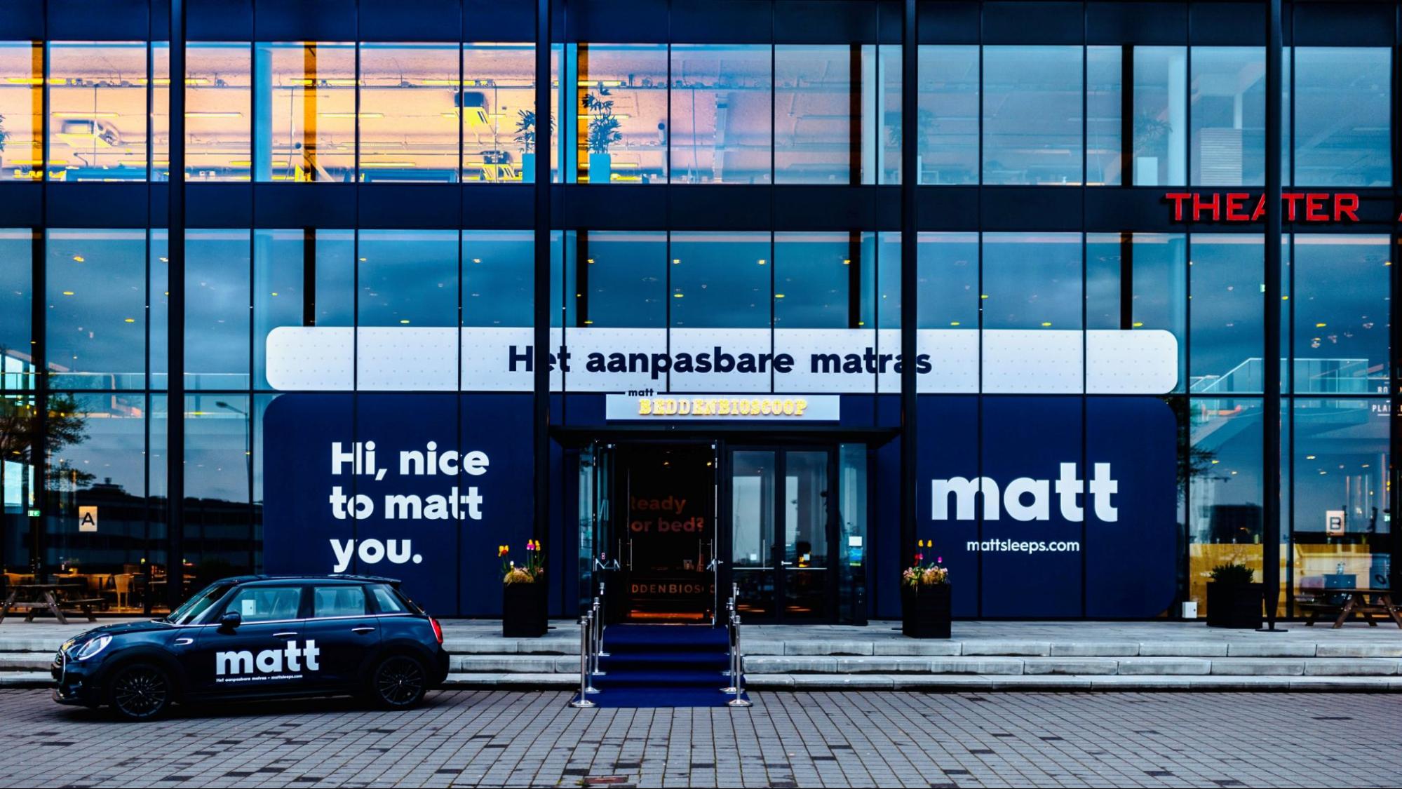 Foto voorkant van Theater Amsterdam met grote event sticker banner