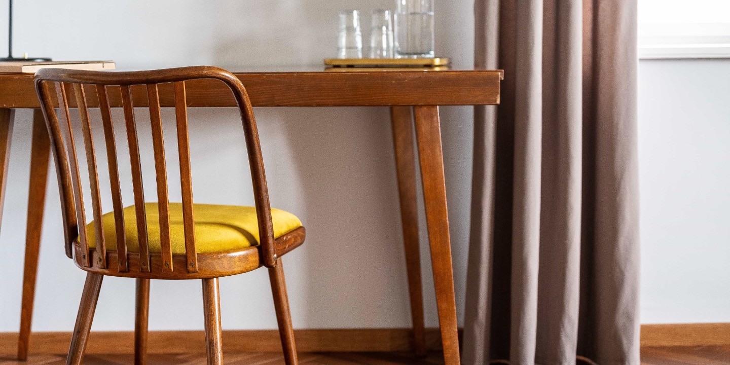 Drewniane biurko i krzesło w apartamencie Villa Stara Apteka w Srebrnej Górze