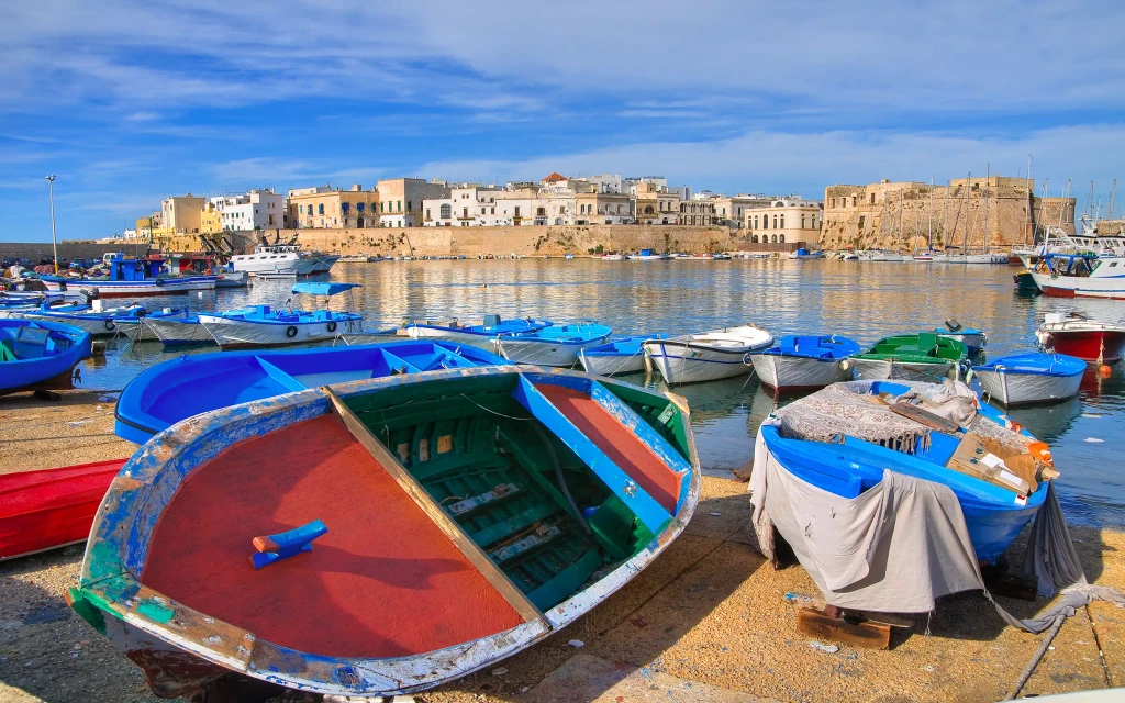 Gallipoli i Puglia, Italia – historisk gamleby på steinete halvøy omgitt av hav | Expa Travel