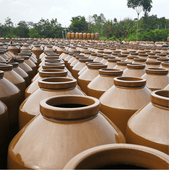 An arched doorway framing ceramic display shelves at Rongzhou Tao