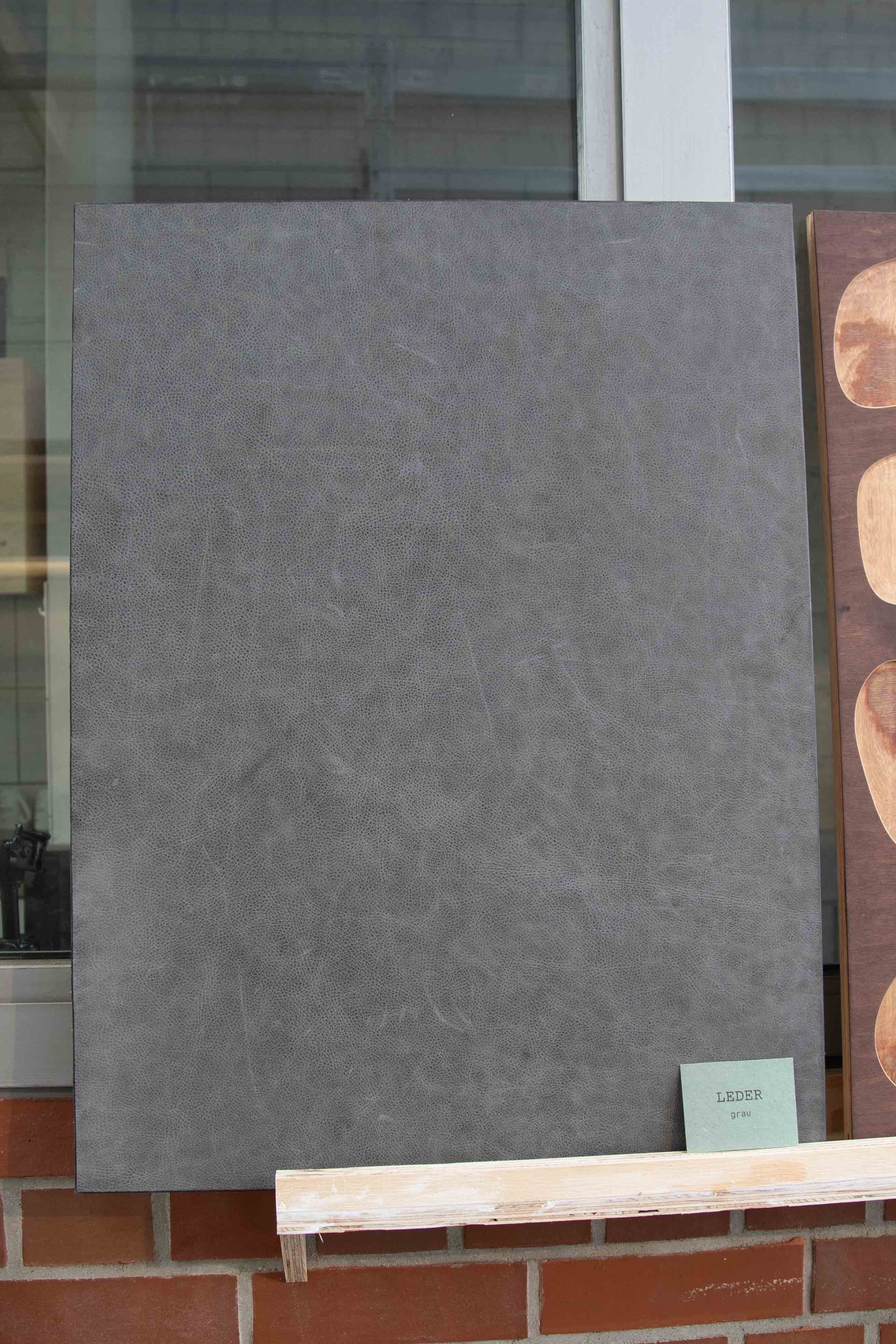 Detailaufnahme der Wellenstruktur der Akustiklampe aus Holz, zeigt Material und handgefertigte Verarbeitung