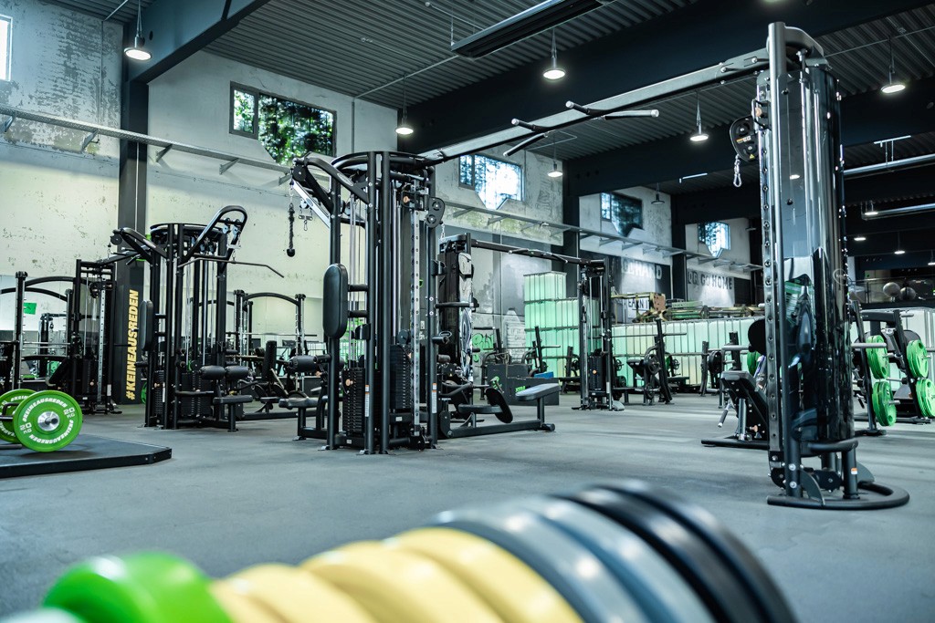 Ein großer Kabelturm im Freihantelbereich von XTRAFIT-Studio in Essen.