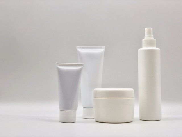 化粧品のチューブとボトル