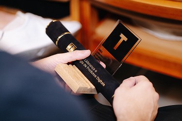 Um diploma preto com o logo da Tera que foi entregue ao um aluno que concluiu o MBA Tera