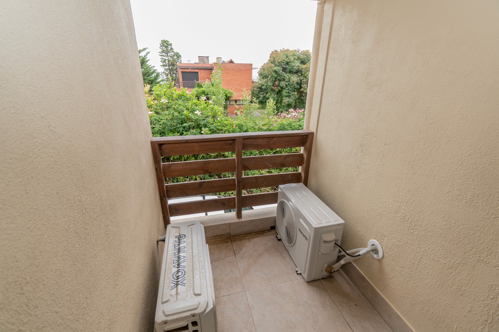 Balcón de Casa Horneros con vistas al jardín - espacio exterior tranquilo para relajarse y disfrutar del paisaje.