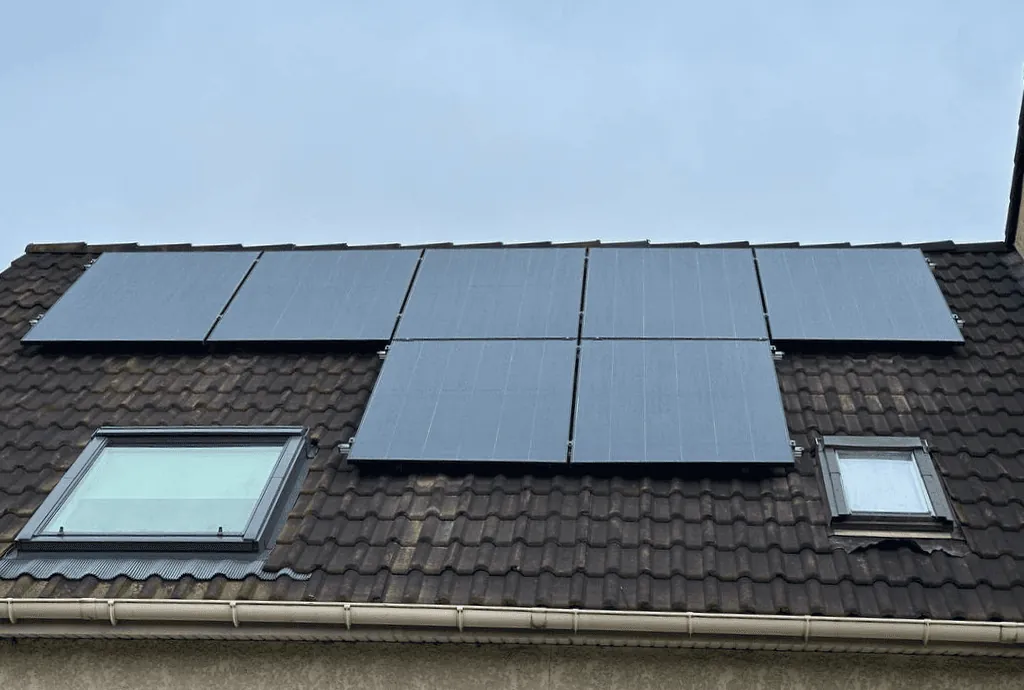 Photo d'un toit d’une maison à Wissous équipée de panneaux photovoltaïques dont l'installation a été faite par Solarock.