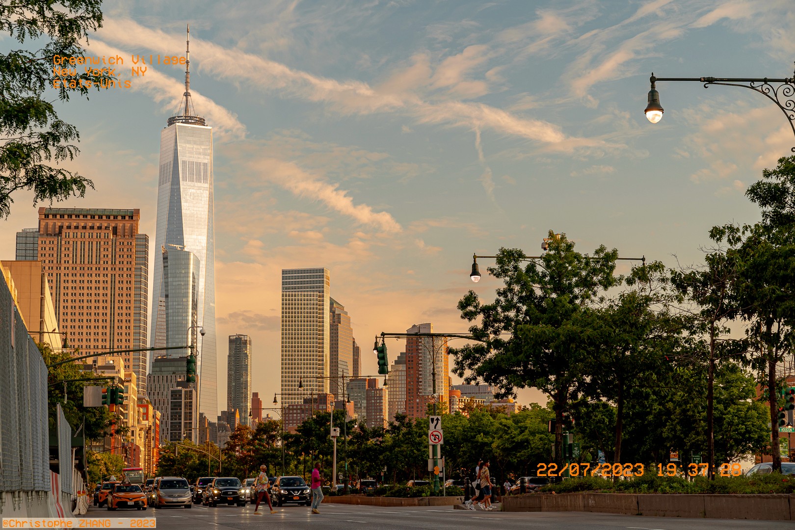 Vue de One World Trade Center au coucher du soleil depuis Greenwich Village.