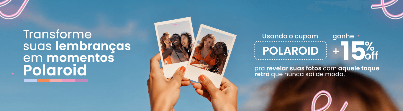 Banner promocional com fundo lilás mostrando mãe e filha sorrindo e abraçadas, segurando fotolivro personalizado com a frase “Álbum da Aninha”. Texto do banner: “Eternize com mais vinte por cento de desconto usando o cupom CLIENTE vinte, em compras acima de cento e quarenta e nove reais e noventa centavos