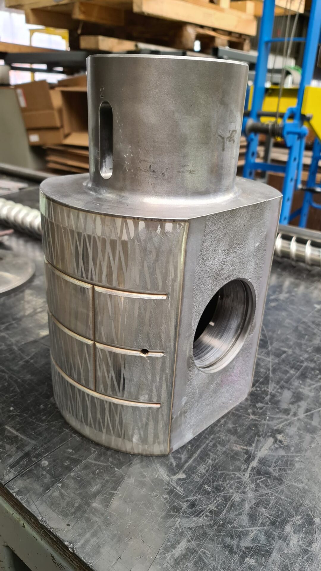 Zwaar industrieel onderdeel met thermisch gespoten coating door Plasma Service Breda