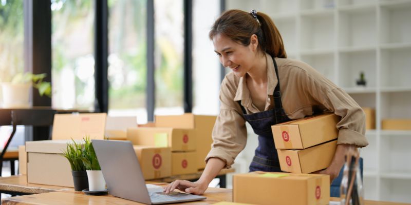 Pemilik perniagaan PKS Malaysia menjejak inventori di komputer riba.