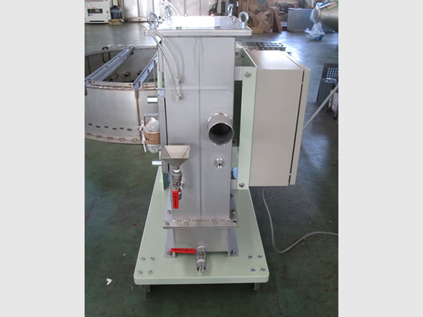 運転時間が短いので手動給水にし、ロウトより水を手動で入れる。排水は側面に設計